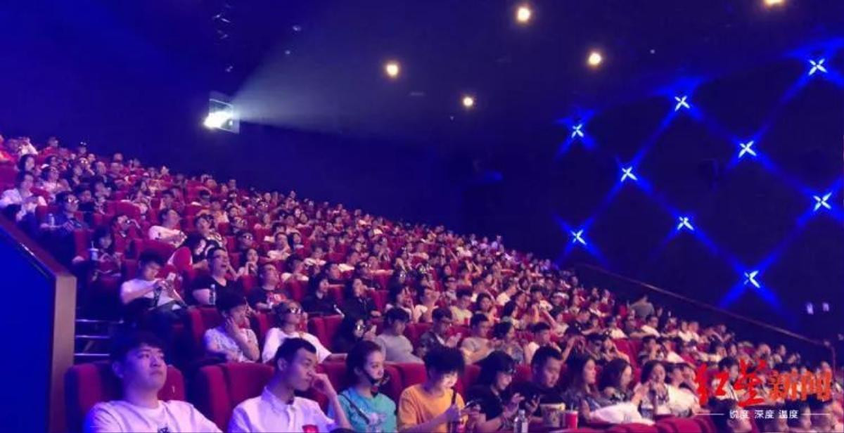 Khán giả đi xem 'Avengers: Endgame' ở rạp phim Trung Quốc tối 23/04 mà như đêm giao thừa Ảnh 1