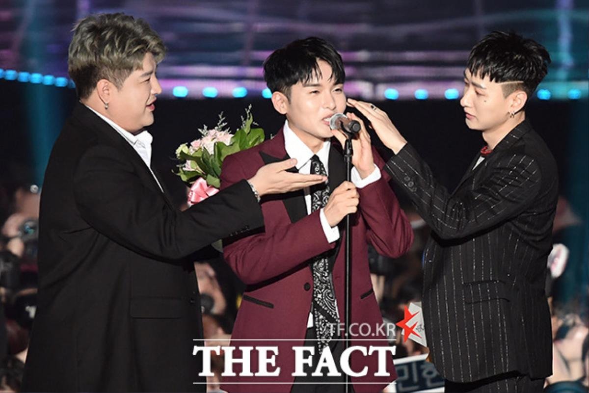 Ảnh hiếm hoi dàn diễn viên trao giải cho BTS, SUJU và NU'EST tại 'The Fact Music Awards 2019' Ảnh 17