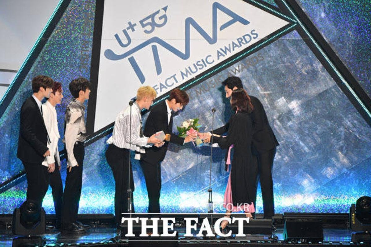 Ảnh hiếm hoi dàn diễn viên trao giải cho BTS, SUJU và NU'EST tại 'The Fact Music Awards 2019' Ảnh 24