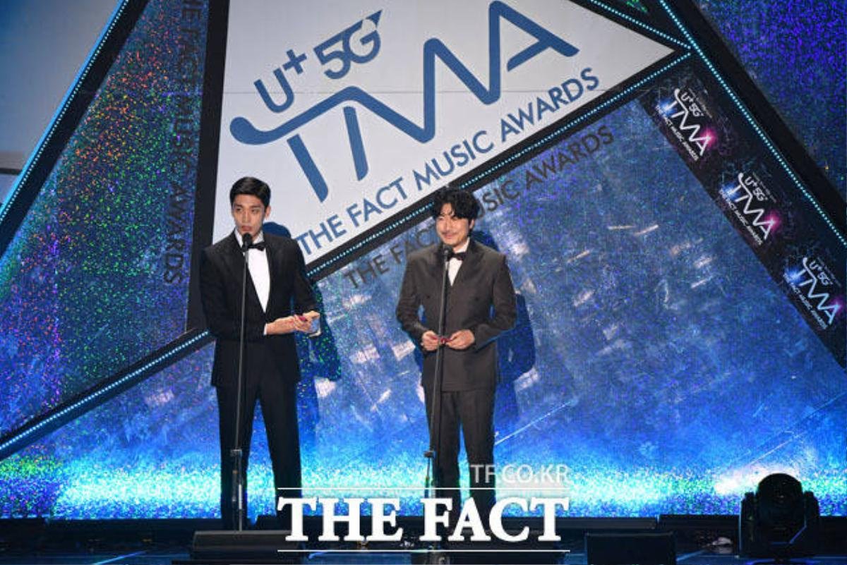 Ảnh hiếm hoi dàn diễn viên trao giải cho BTS, SUJU và NU'EST tại 'The Fact Music Awards 2019' Ảnh 18