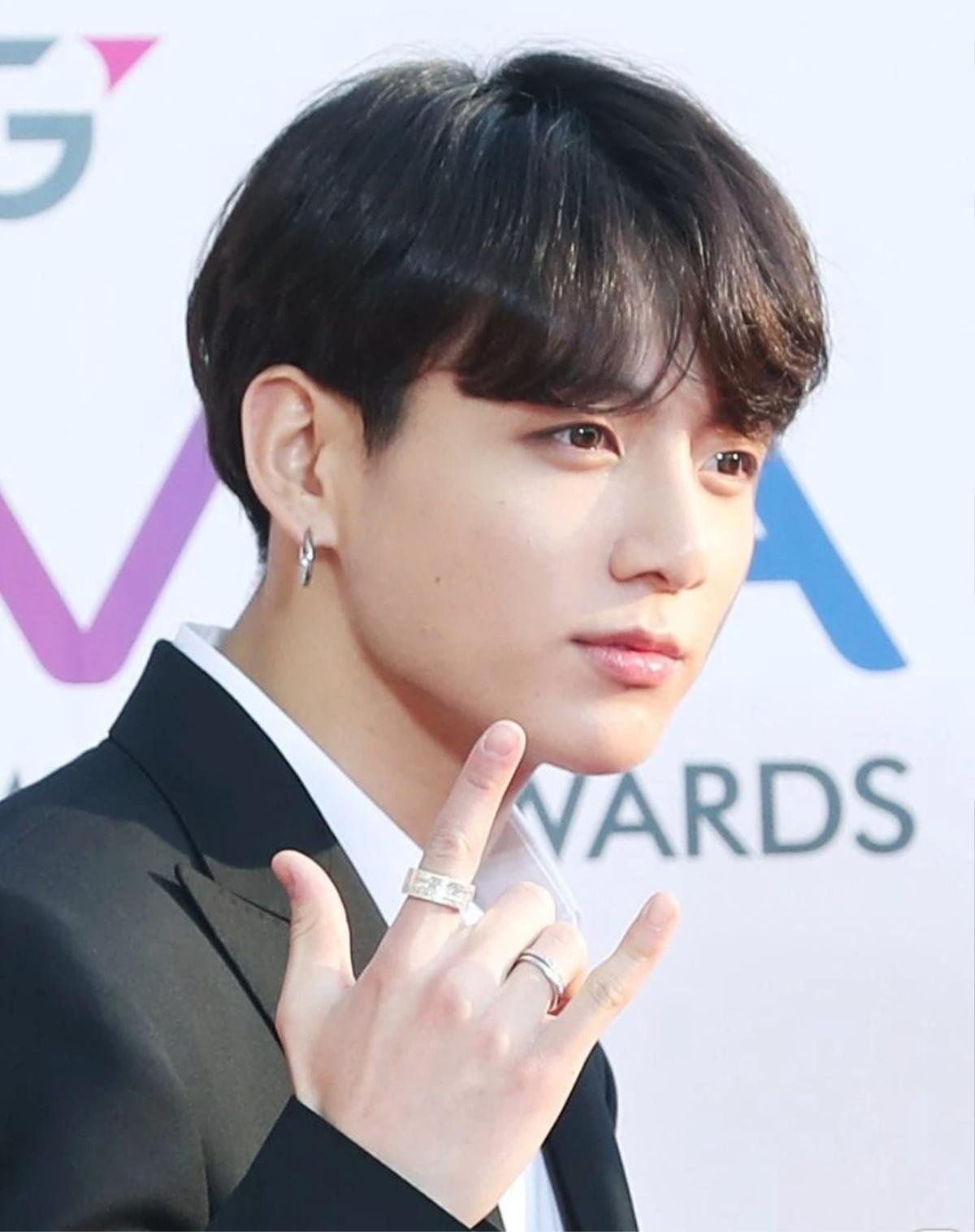 Cố tỏ vẻ cool ngầu, Jungkook liền bị soi vì loạt hành động 'dở hơi' trên thảm đỏ Ảnh 2