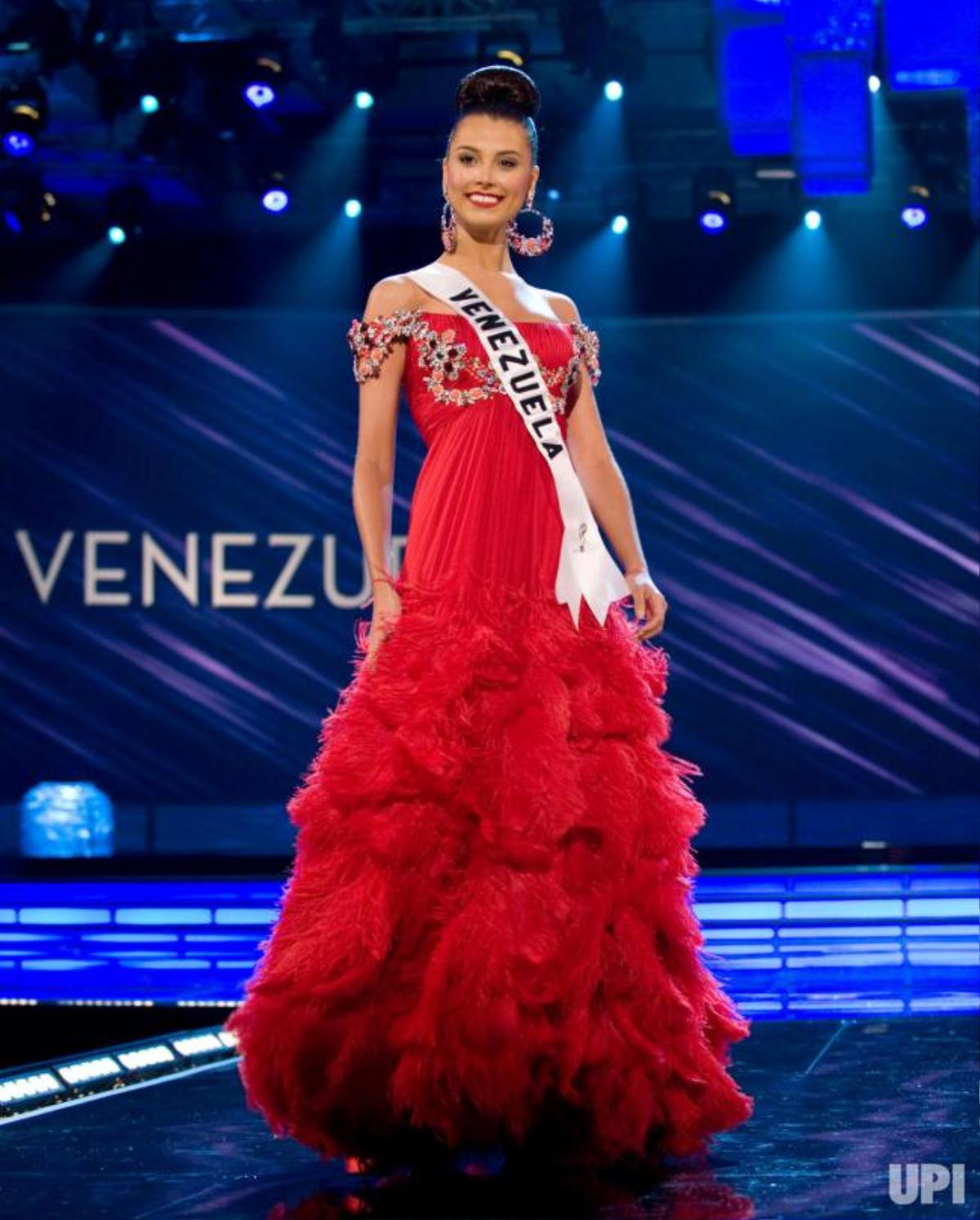 Hoàng Thùy đâu nhất thiết phải mang váy xẻ tà để 'càn quét' Miss Universe, cứ xem Venezuela sẽ rõ! Ảnh 2