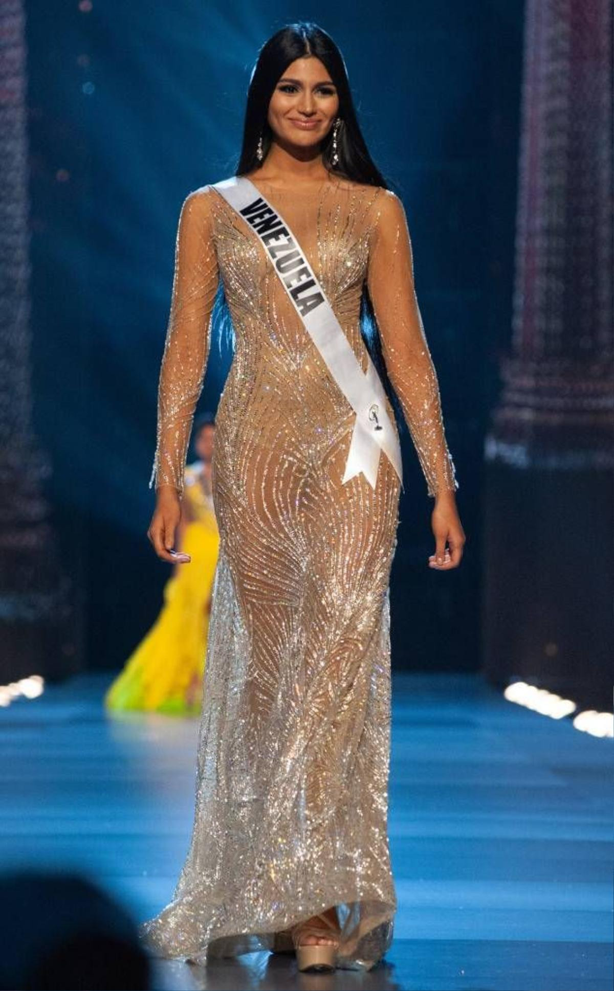 Hoàng Thùy đâu nhất thiết phải mang váy xẻ tà để 'càn quét' Miss Universe, cứ xem Venezuela sẽ rõ! Ảnh 16