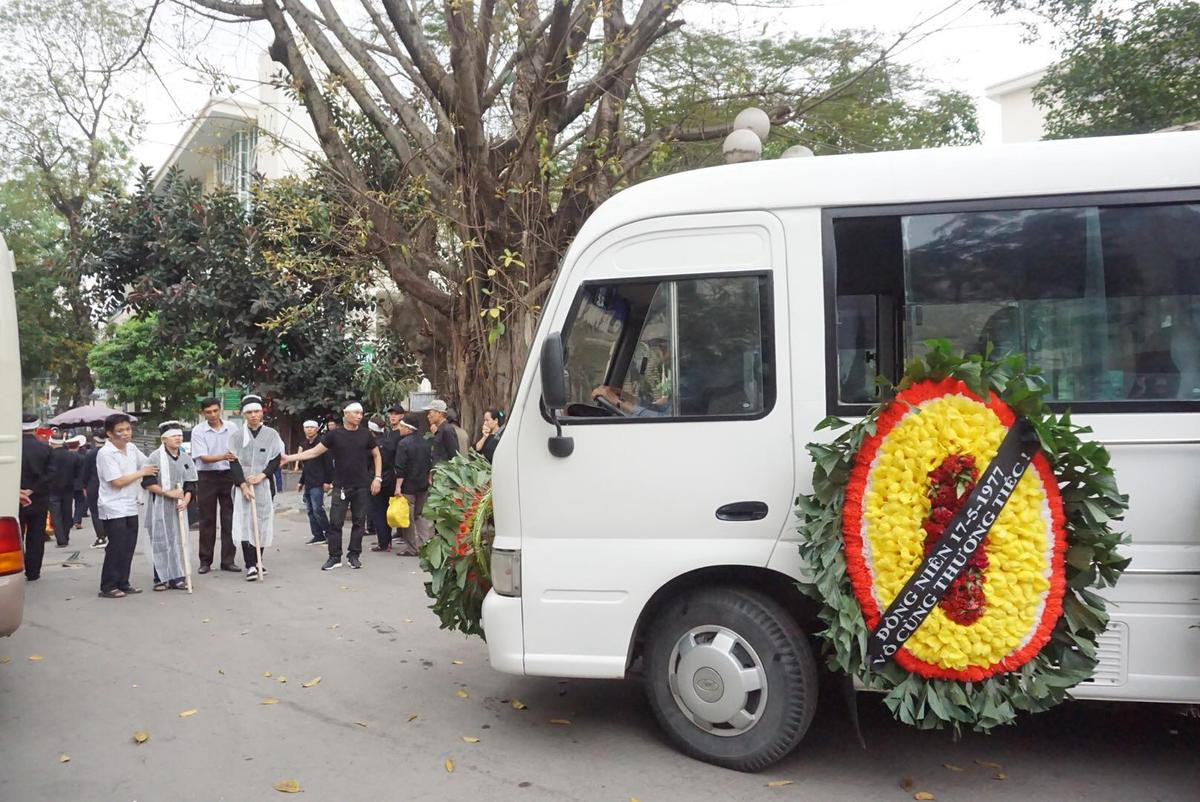 Con trai cùng người thân, bạn bè gào khóc trong đám tang nữ lao công bị xe ô tô ‘điên’ tông tử vong trên đường Láng Ảnh 10