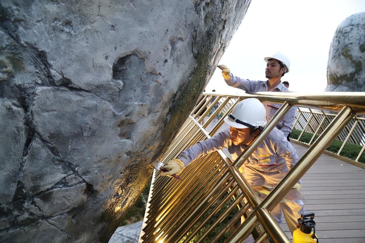 Con đường lát đá tuyệt đẹp ở Hạ Long bị cặp đôi 'bôi vẽ lời yêu thương' khiến dân Quảng Ninh bức xúc Ảnh 5