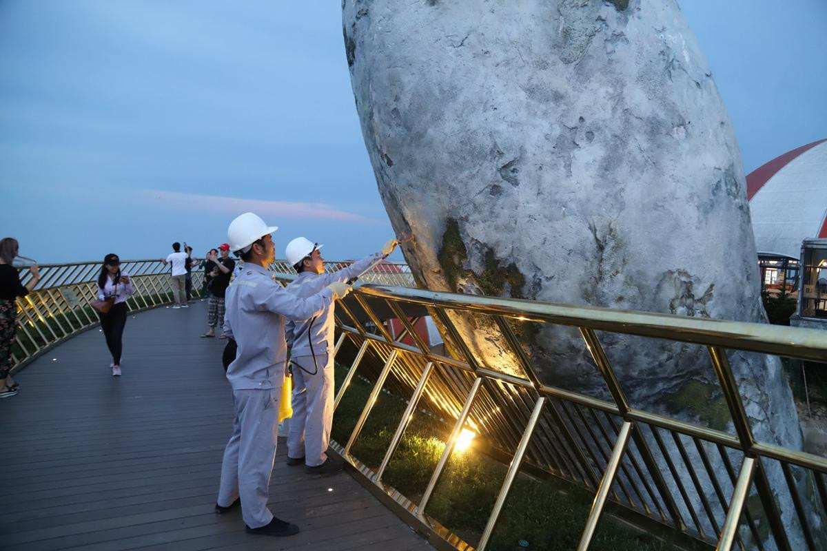 Con đường lát đá tuyệt đẹp ở Hạ Long bị cặp đôi 'bôi vẽ lời yêu thương' khiến dân Quảng Ninh bức xúc Ảnh 6