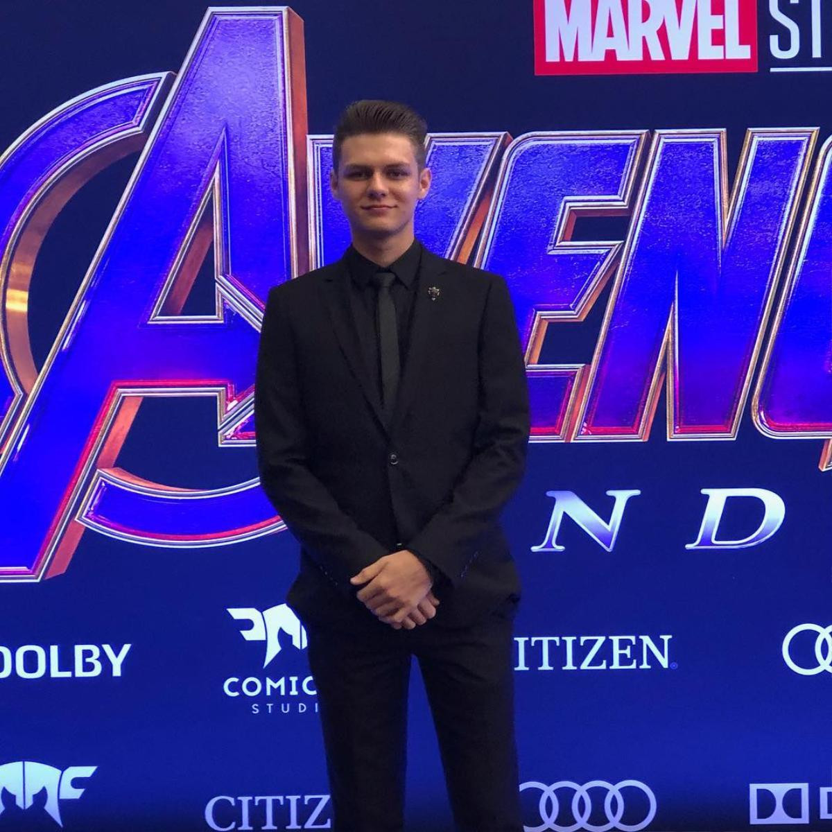 Lý lịch anh chàng đẹp trai lạ mặt ở cuối phim 'Avengers: Endgame' Ảnh 10