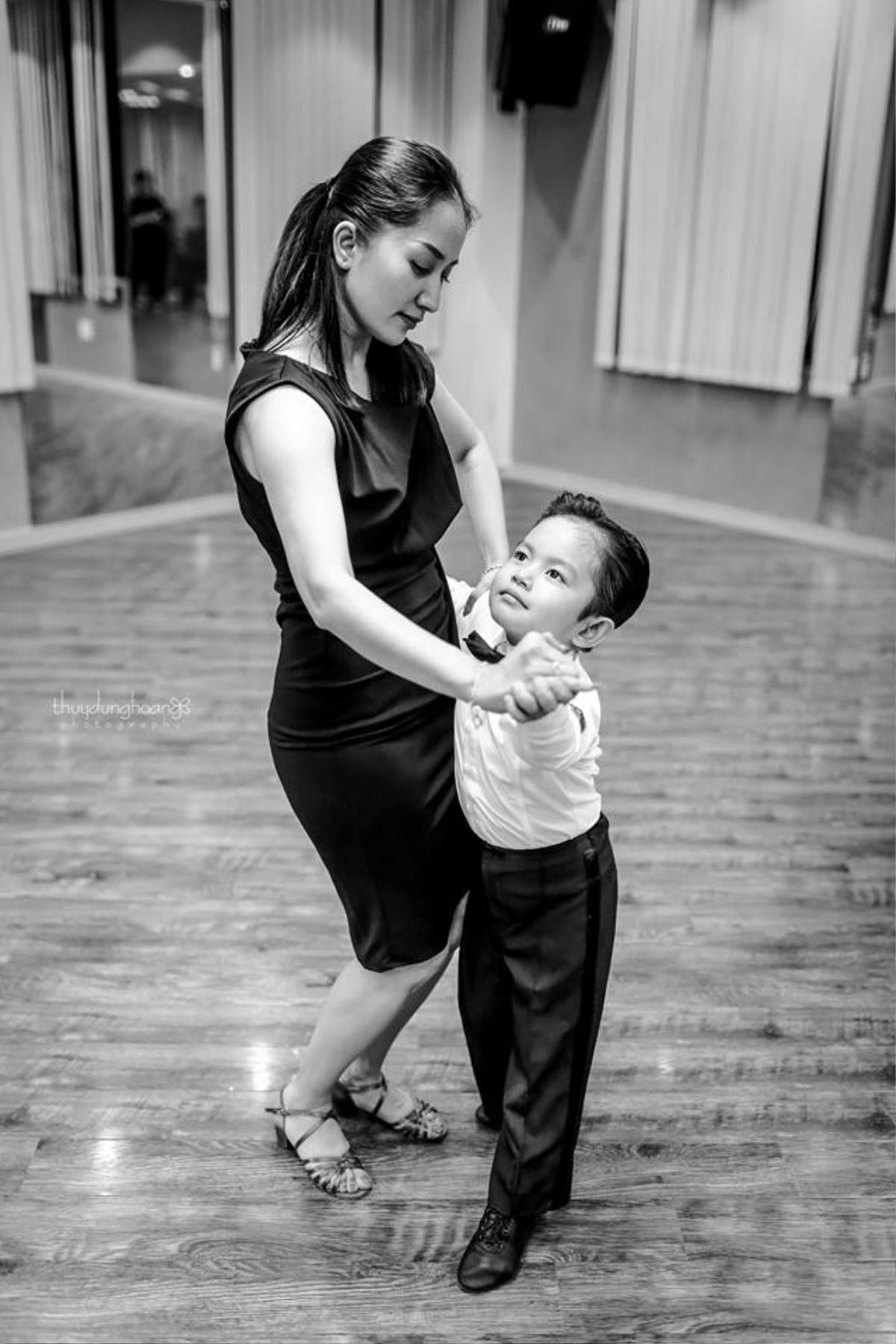 Con trai Khánh Thi - Phan Hiển chứng tỏ là ‘con nhà nòi’ khi lần đầu lên sàn dancesport Ảnh 4