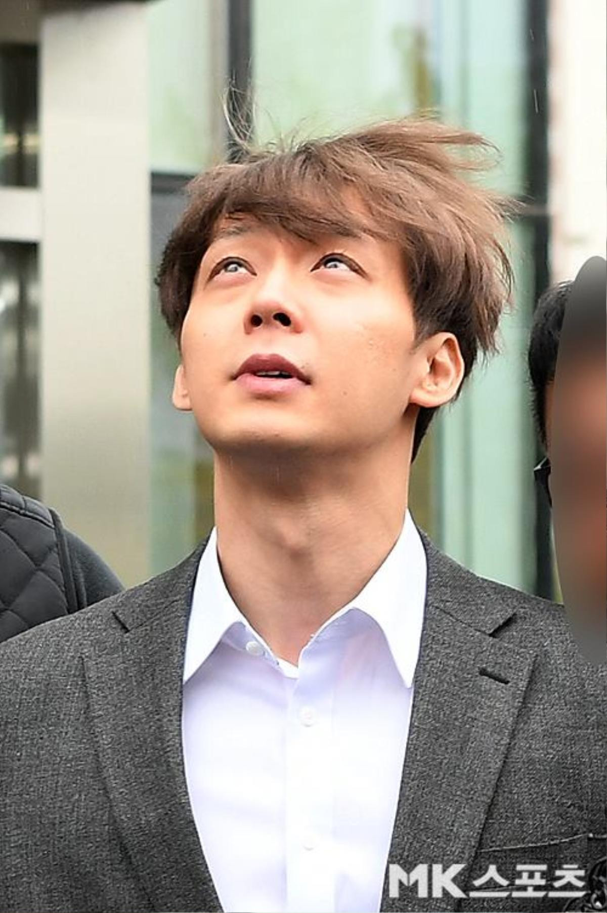 Thời huy hoàng nay còn đâu: Park Yoochun bị cảnh sát còng tay áp giải sau phiên điều trần Ảnh 4