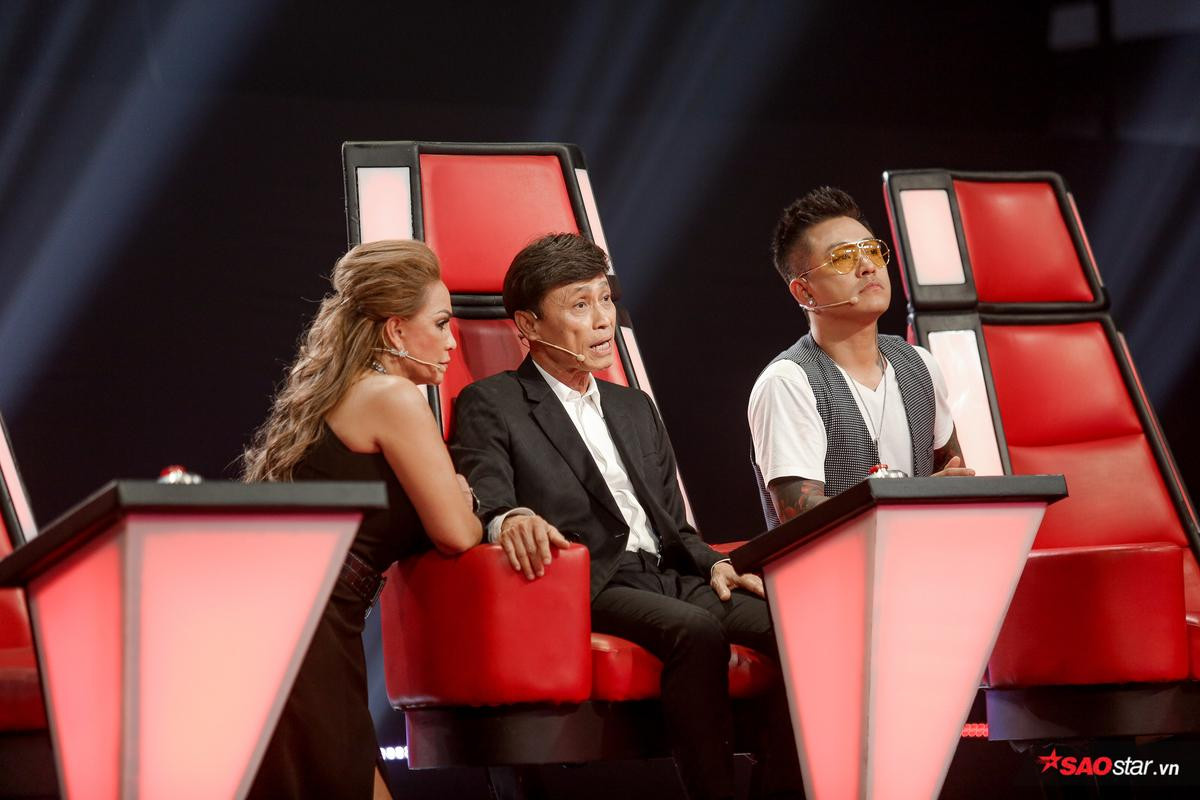 The Voice 2019: 'Bộ sậu' siêu đẳng cấp 'bắn tiếng Anh' như dân bản địa khiến khán giả 'tâm phục khẩu phục' Ảnh 2