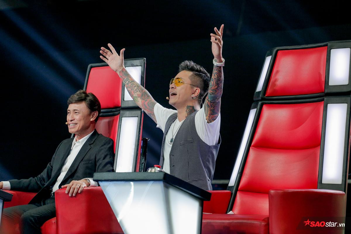 The Voice 2019: 'Bộ sậu' siêu đẳng cấp 'bắn tiếng Anh' như dân bản địa khiến khán giả 'tâm phục khẩu phục' Ảnh 4