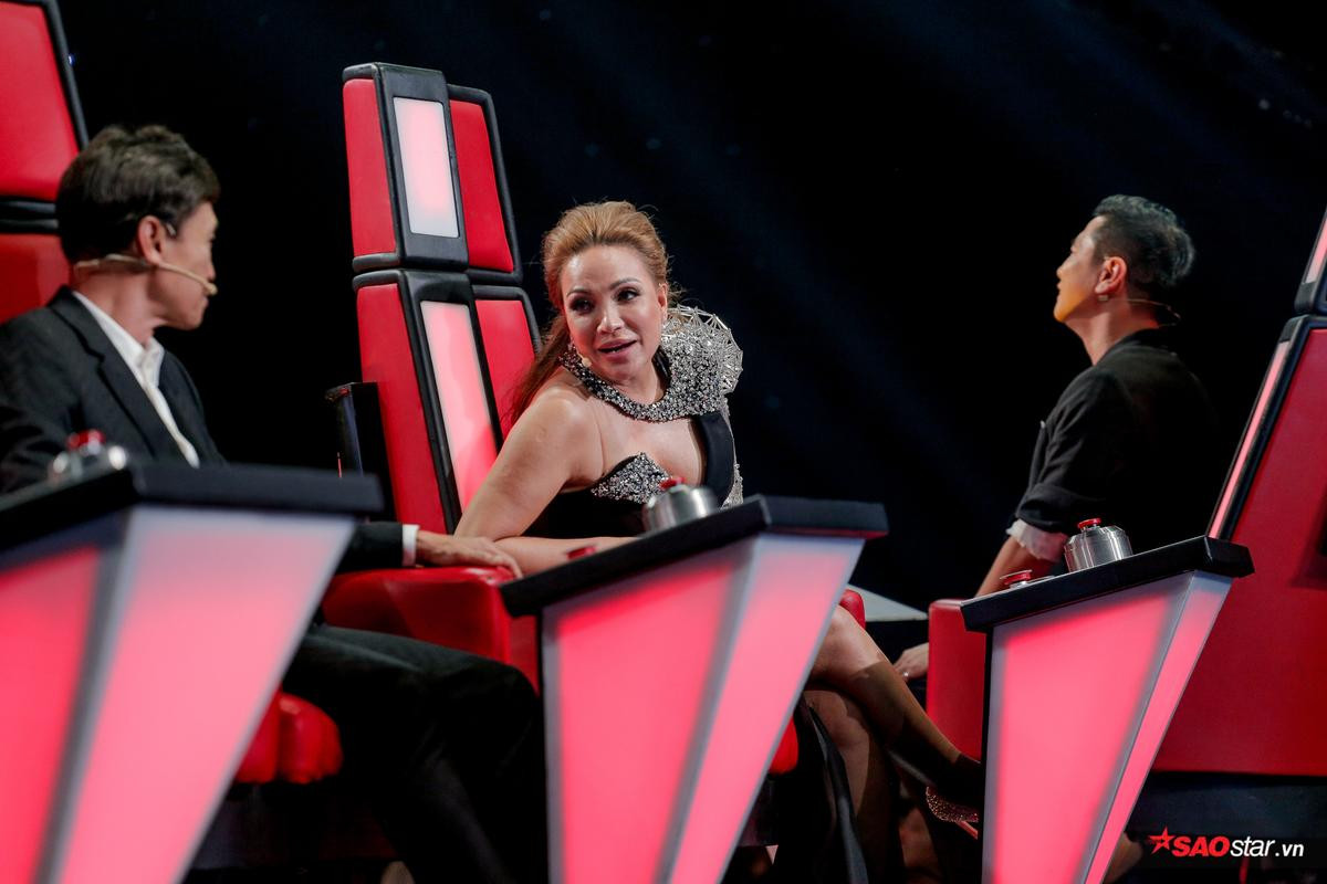 The Voice 2019: 'Bộ sậu' siêu đẳng cấp 'bắn tiếng Anh' như dân bản địa khiến khán giả 'tâm phục khẩu phục' Ảnh 5