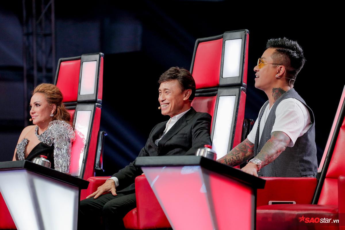 The Voice 2019: 'Bộ sậu' siêu đẳng cấp 'bắn tiếng Anh' như dân bản địa khiến khán giả 'tâm phục khẩu phục' Ảnh 6