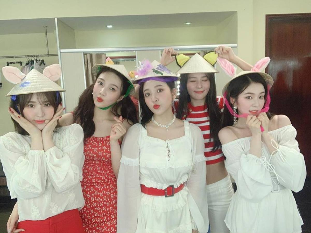 Red Velvet đăng ảnh đội nón lá cực xinh, hứa hẹn về một concert tái ngộ fan Việt Nam Ảnh 1