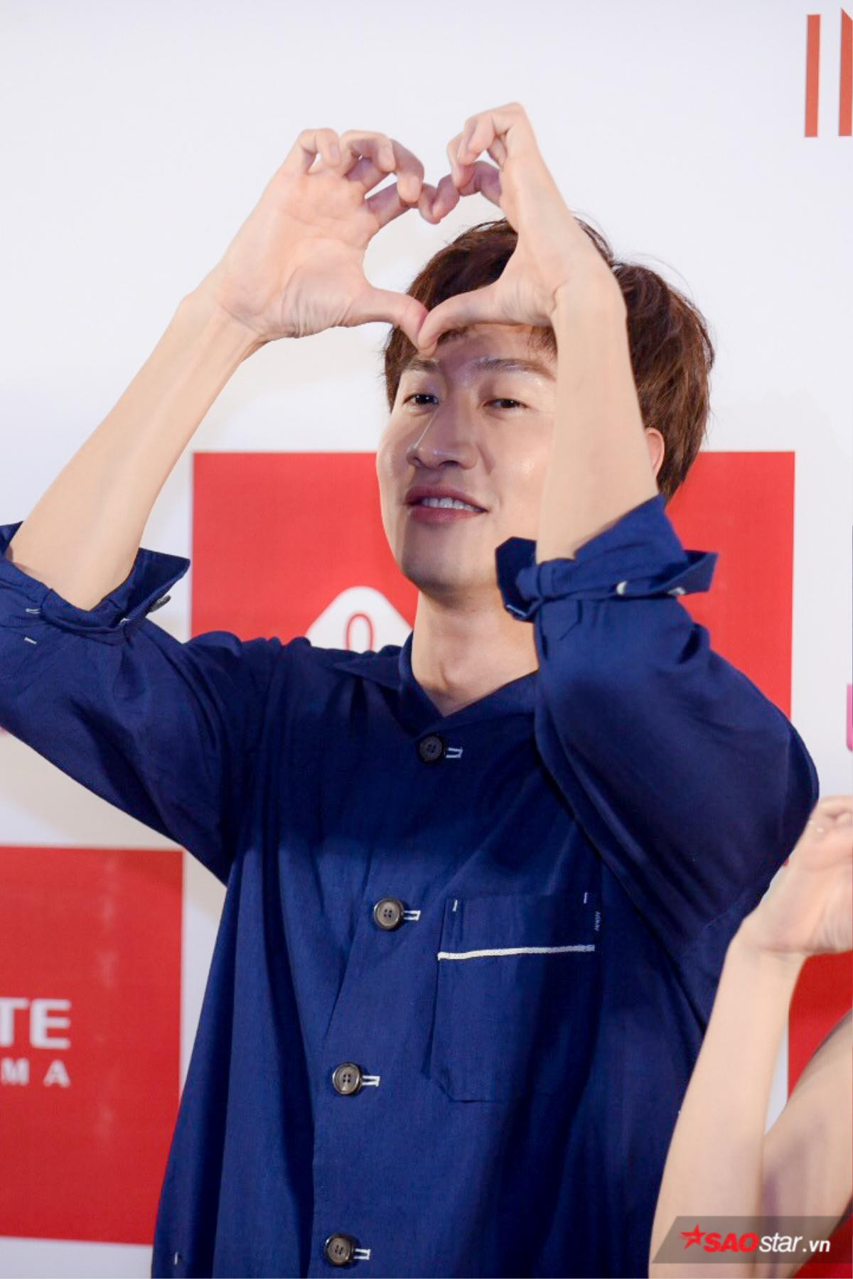 Shin Ha Kyun lịch thiệp, Lee Kwang Soo siêu đáng yêu, Esom ấn tượng với lượng fan hùng hậu của 'hươu cao cổ' ở Việt Nam Ảnh 3