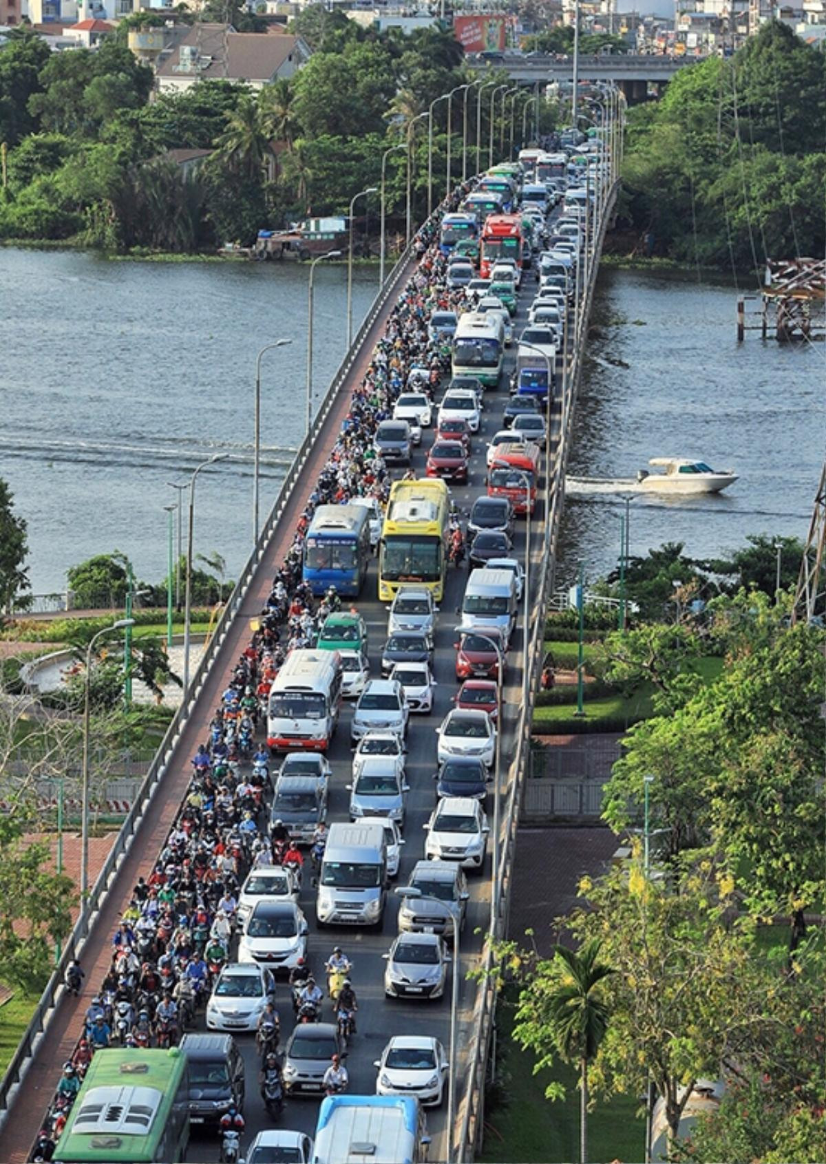 Ngày đầu nghỉ lễ, nhiều địa điểm du lịch 'vỡ trận' do dòng người nườm nượp đổ về Ảnh 12