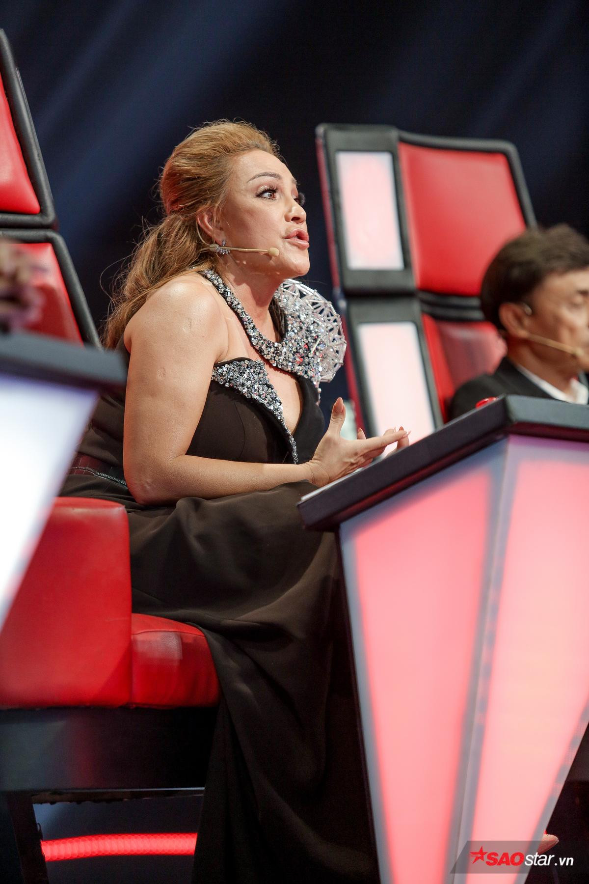 The Voice 2019: Ella Beth - Cô gái nước ngoài hát Hương Ngọc Lan khiến Hồ Hoài Anh và Thanh Hà 'mâu thuẫn' Ảnh 5