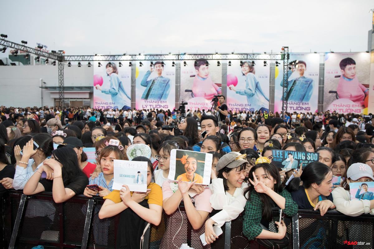 Lee Kwang Soo ký tặng fan Việt ngay trên thảm đỏ, Trấn Thành - Jun Phạm được khán giả chào đón không kém sao Hàn Ảnh 1