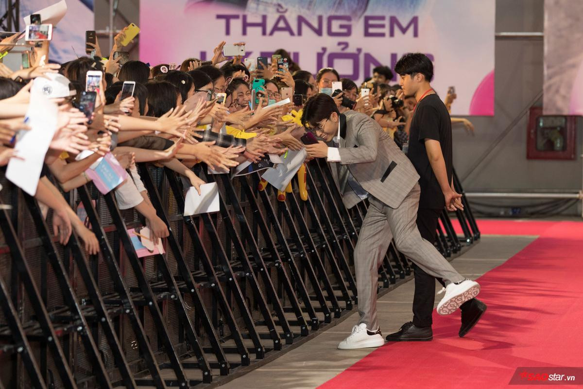 Lee Kwang Soo ký tặng fan Việt ngay trên thảm đỏ, Trấn Thành - Jun Phạm được khán giả chào đón không kém sao Hàn Ảnh 25