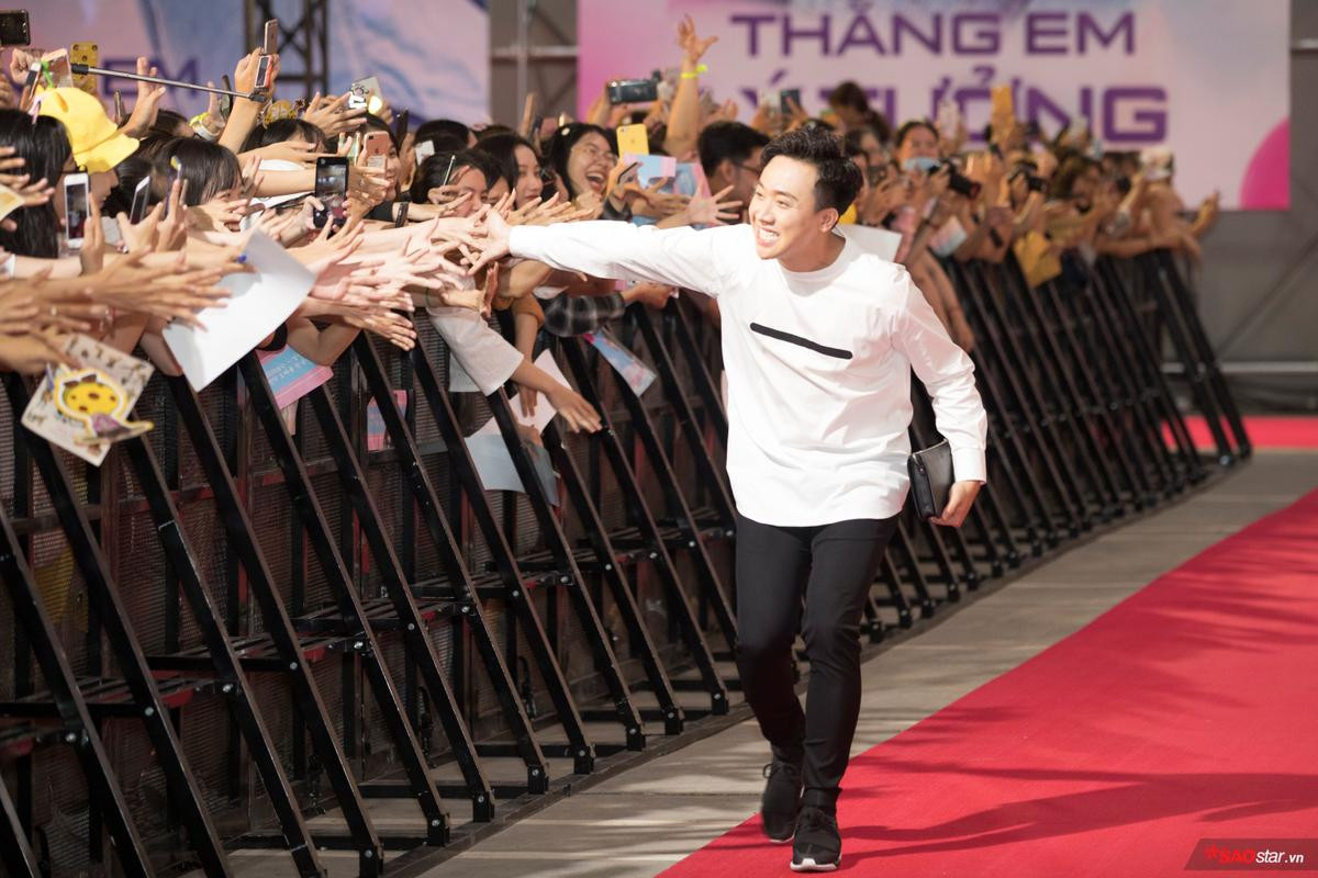 Lee Kwang Soo ký tặng fan Việt ngay trên thảm đỏ, Trấn Thành - Jun Phạm được khán giả chào đón không kém sao Hàn Ảnh 23