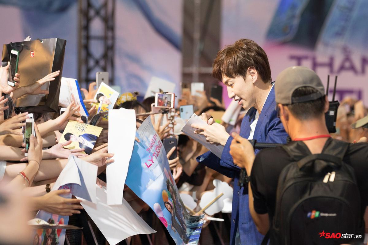 Lee Kwang Soo ký tặng fan Việt ngay trên thảm đỏ, Trấn Thành - Jun Phạm được khán giả chào đón không kém sao Hàn Ảnh 6