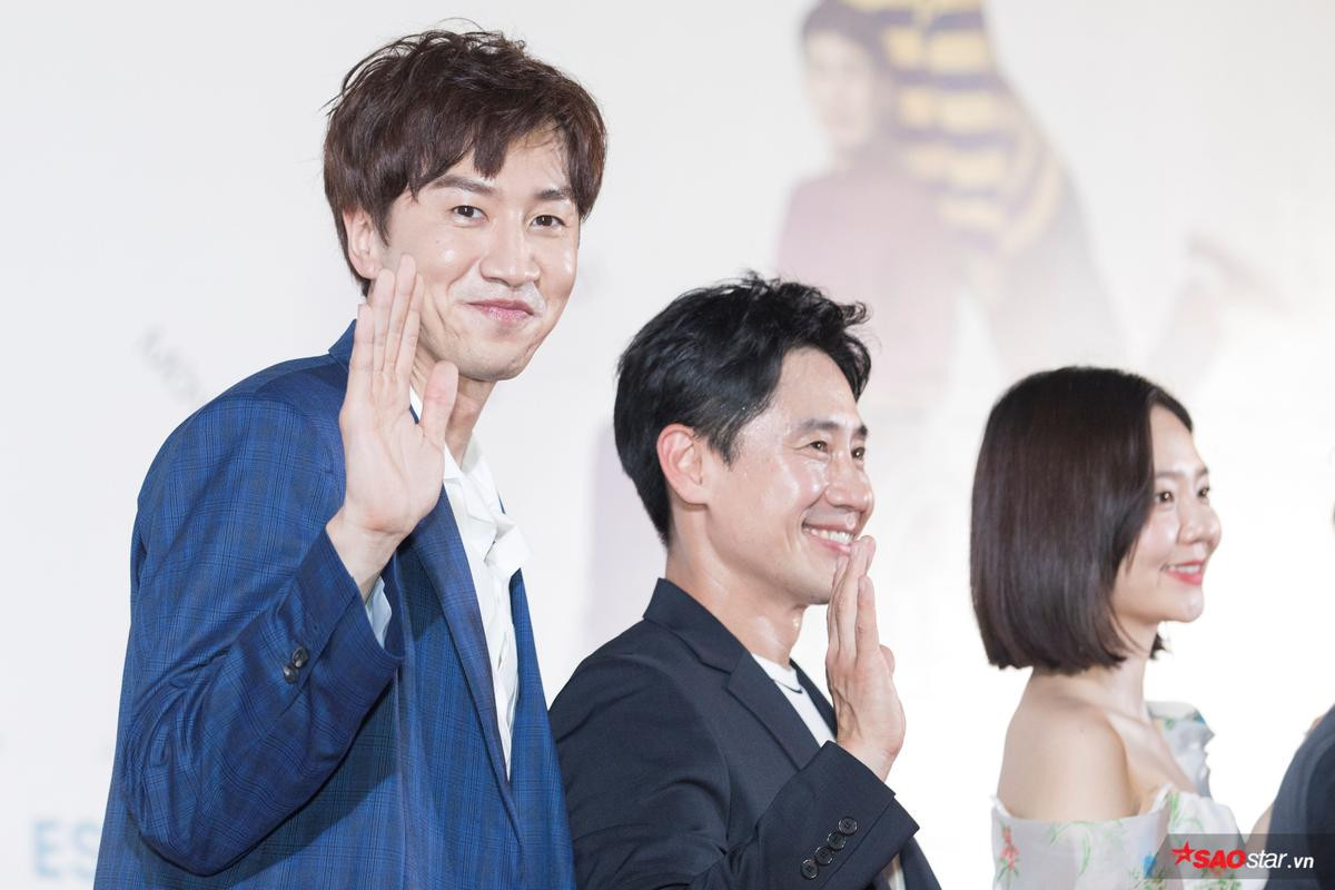 Lee Kwang Soo ký tặng fan Việt ngay trên thảm đỏ, Trấn Thành - Jun Phạm được khán giả chào đón không kém sao Hàn Ảnh 13