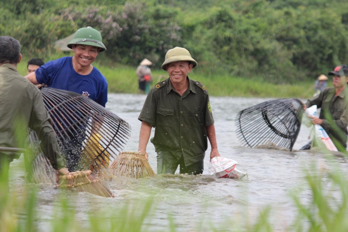 Lễ hội đánh cá Đồng Hoa: Mọi người tay nơm ào xuống vực đánh cá sau tiếng hú của trưởng làng Ảnh 10