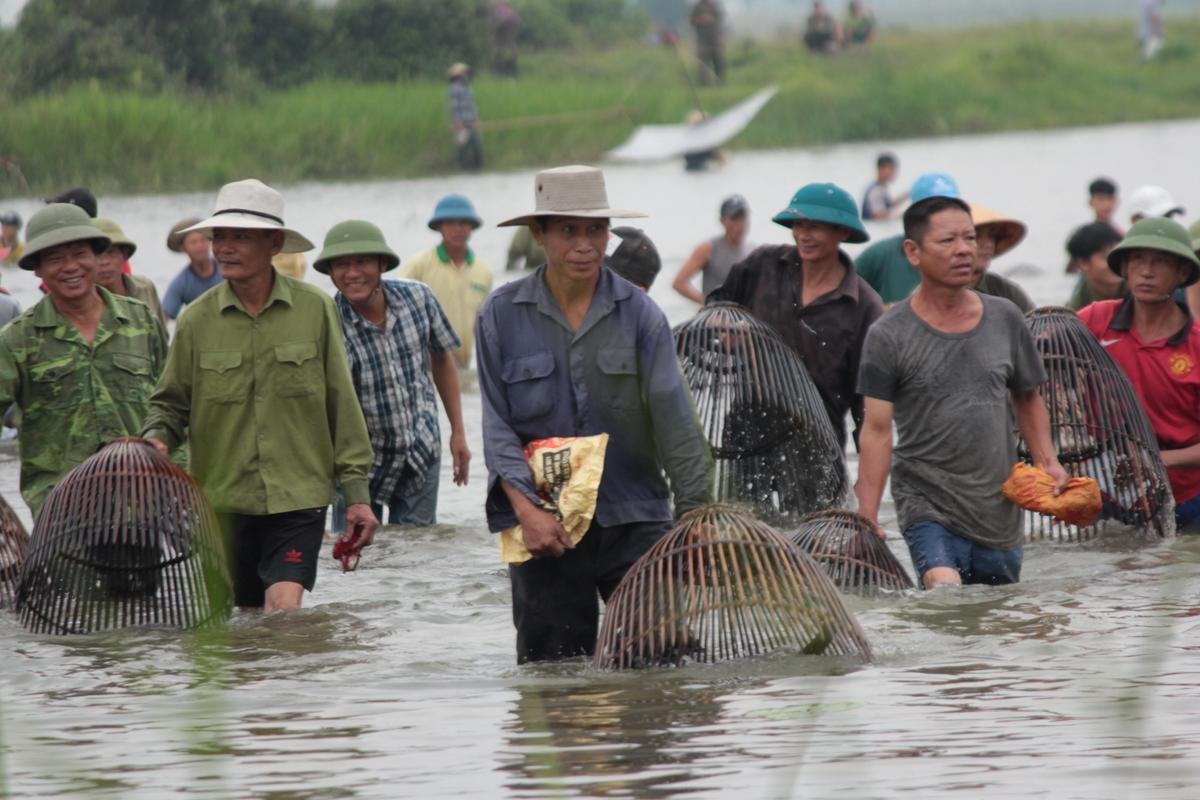 Lễ hội đánh cá Đồng Hoa: Mọi người tay nơm ào xuống vực đánh cá sau tiếng hú của trưởng làng Ảnh 2