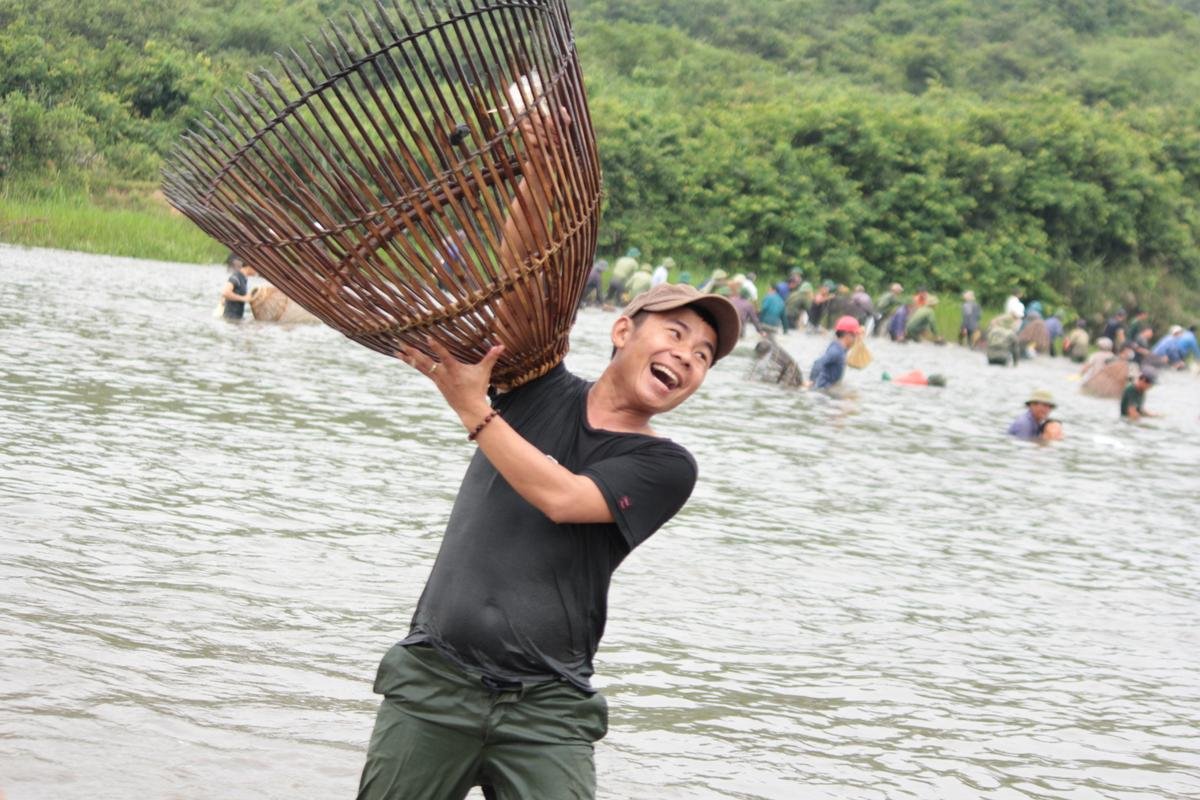 Lễ hội đánh cá Đồng Hoa: Mọi người tay nơm ào xuống vực đánh cá sau tiếng hú của trưởng làng Ảnh 4