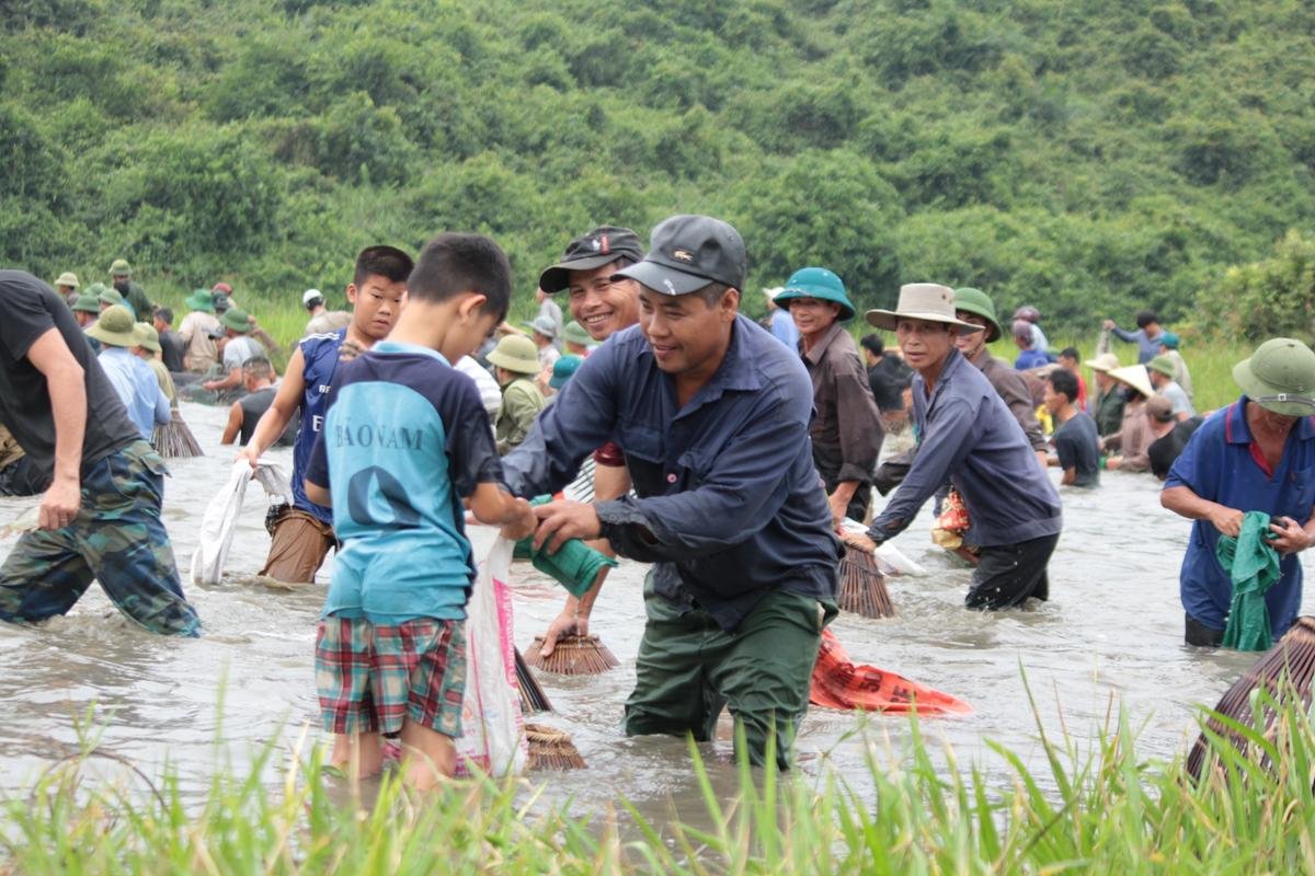 Lễ hội đánh cá Đồng Hoa: Mọi người tay nơm ào xuống vực đánh cá sau tiếng hú của trưởng làng Ảnh 6