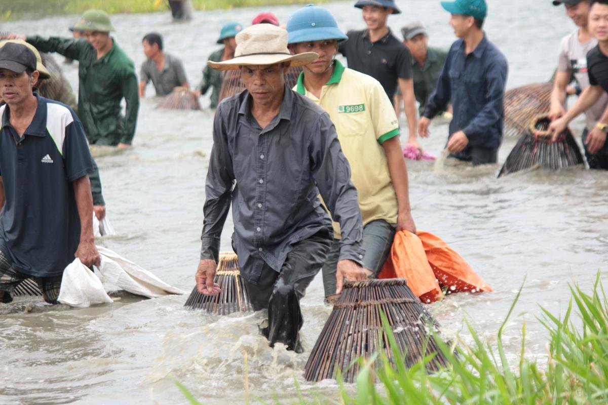 Lễ hội đánh cá Đồng Hoa: Mọi người tay nơm ào xuống vực đánh cá sau tiếng hú của trưởng làng Ảnh 7