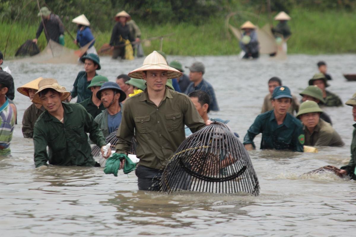 Lễ hội đánh cá Đồng Hoa: Mọi người tay nơm ào xuống vực đánh cá sau tiếng hú của trưởng làng Ảnh 8