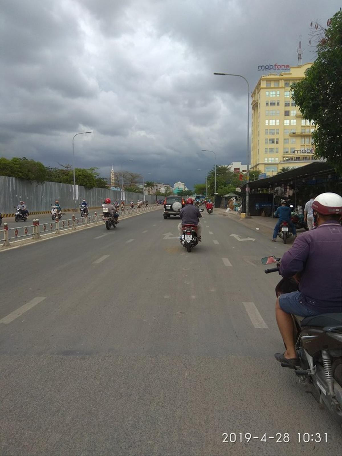 Hôm qua còn lai rai, hôm nay đã có mưa toàn diện rộng trên khắp Sài Gòn! Ảnh 7