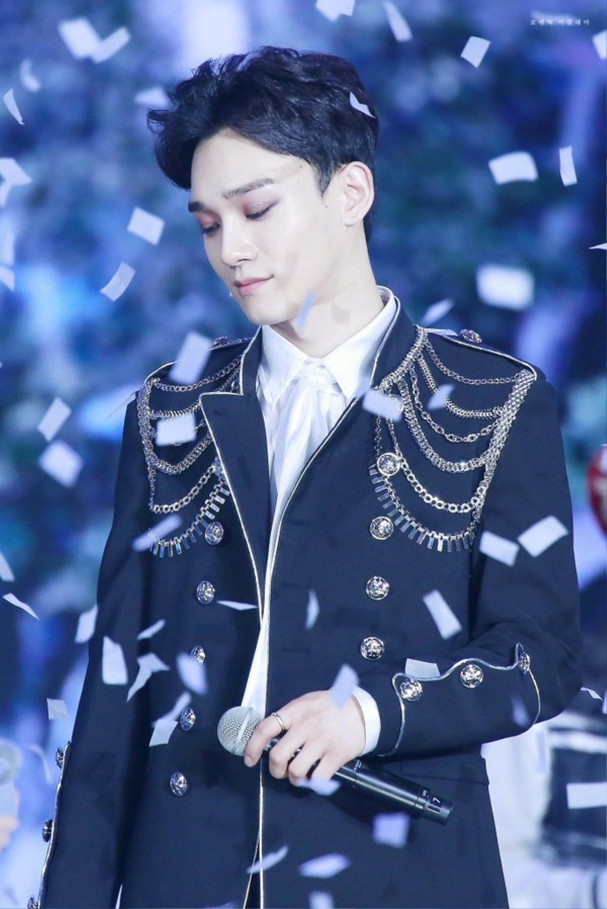 Fan Kpop share lia lịa khoảnh khắc: Chen (EXO) ngã nhào giữa sân khấu concert, cách anh chàng 'chữa cháy' khiến netizen trầm trồ Ảnh 1