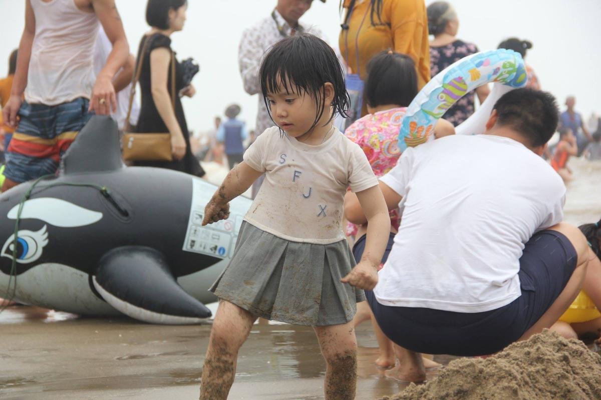 Hàng vạn người ùn ùn đổ về biển Sầm Sơn trong ngày nghỉ lễ Ảnh 7