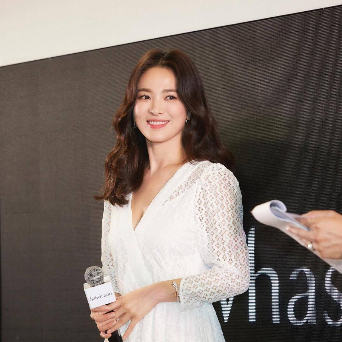 Song Hye Kyo tươi trẻ tại sân bay: C-net nhắc lại vụ trốn thuế, chê xấu và cái kết bất ngờ Ảnh 4