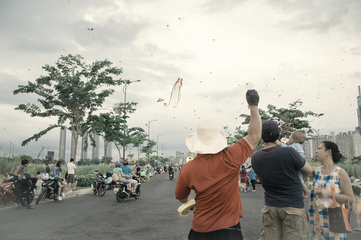 Dân Sài Gòn đổ về khu nhà giàu quận 2 để chơi thả diều, tìm lại bầu trời tuổi thơ rực rỡ năm nào Ảnh 1