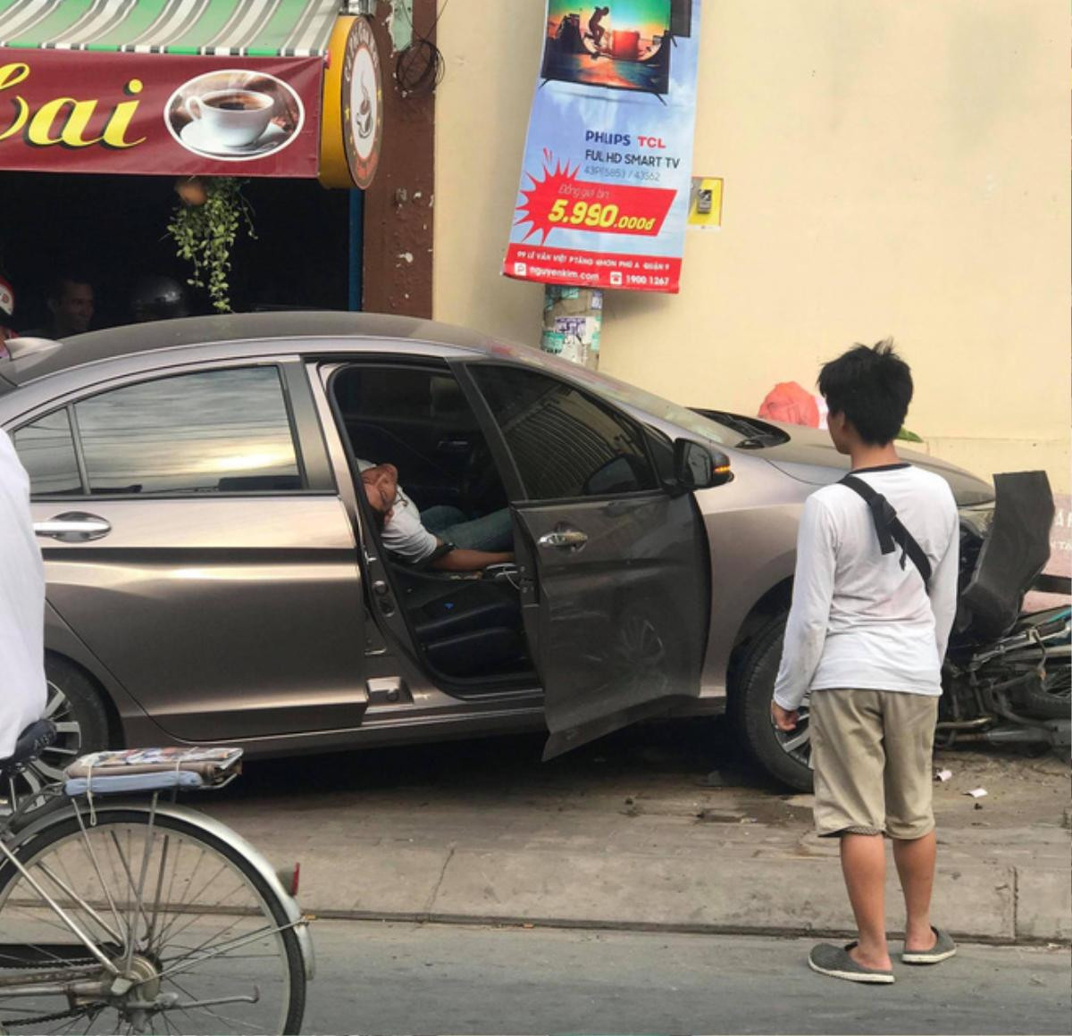 Clip: Tài xế nghi 'phê' ma túy giãy giụa, sùi bọt mép rồi la hét thất thanh trong ô tô sau khi gây tai nạn Ảnh 1