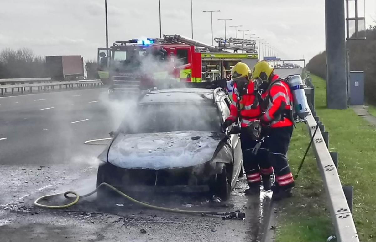 BMW bốc cháy trên đường cao tốc, cặp đôi thoát chết trong gang tấc Ảnh 2