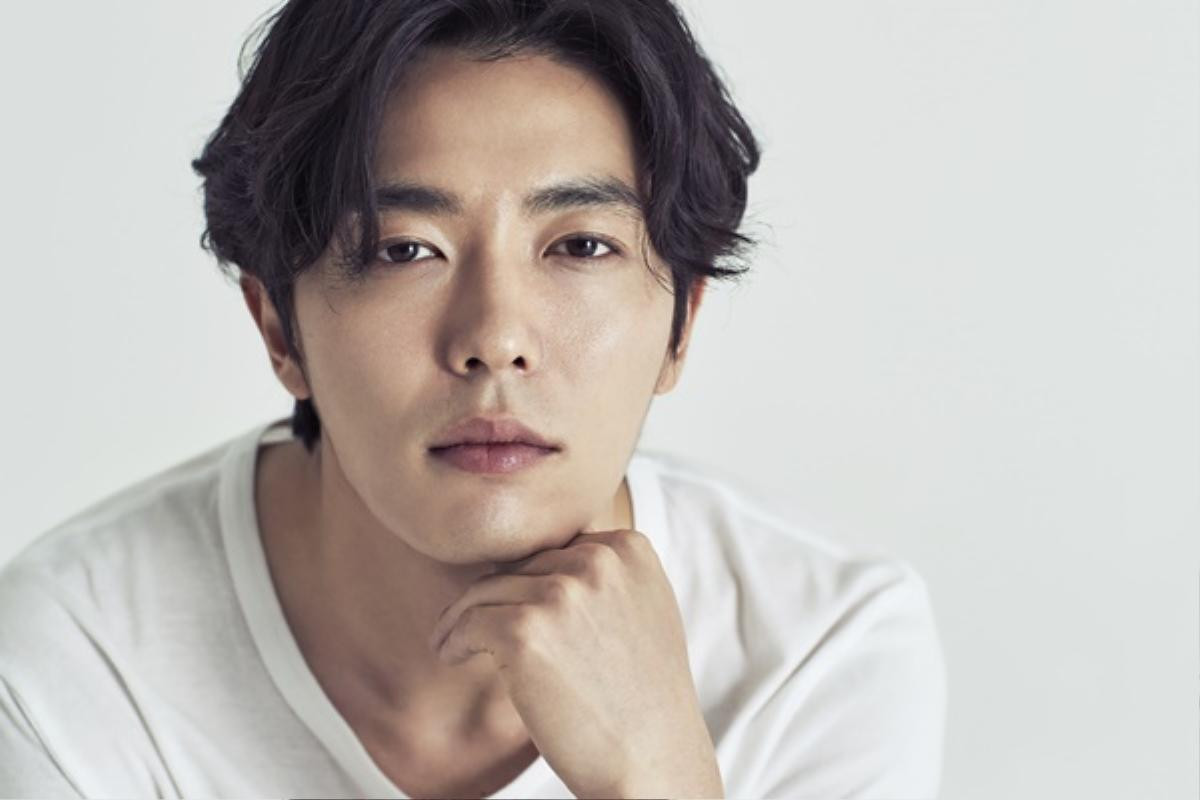 Kim Jae Wook chia sẻ kinh nghiệm làm việc trong bar chuyển giới - Lee Byung Hun tập trung chụp hình đẹp cho vợ yêu Ảnh 1