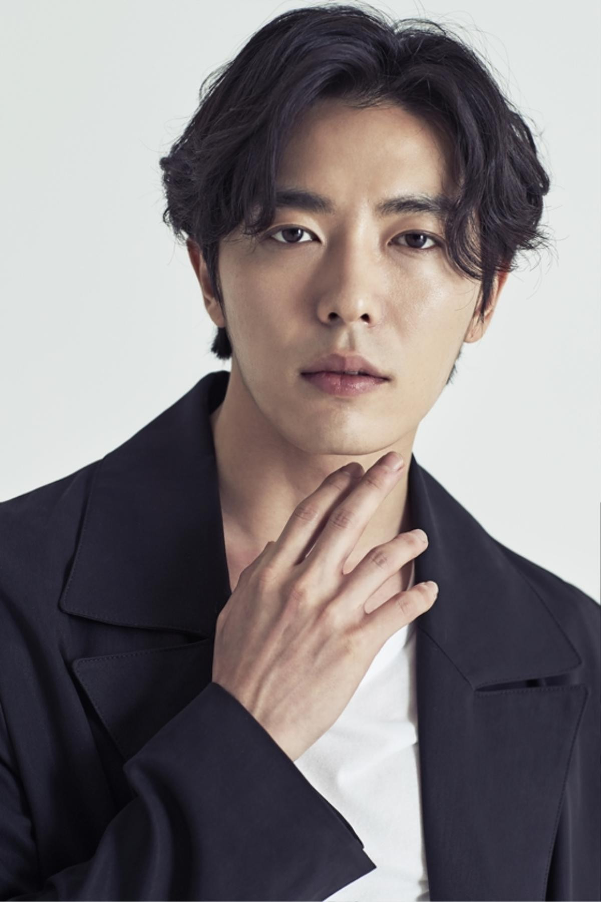 Kim Jae Wook chia sẻ kinh nghiệm làm việc trong bar chuyển giới - Lee Byung Hun tập trung chụp hình đẹp cho vợ yêu Ảnh 3