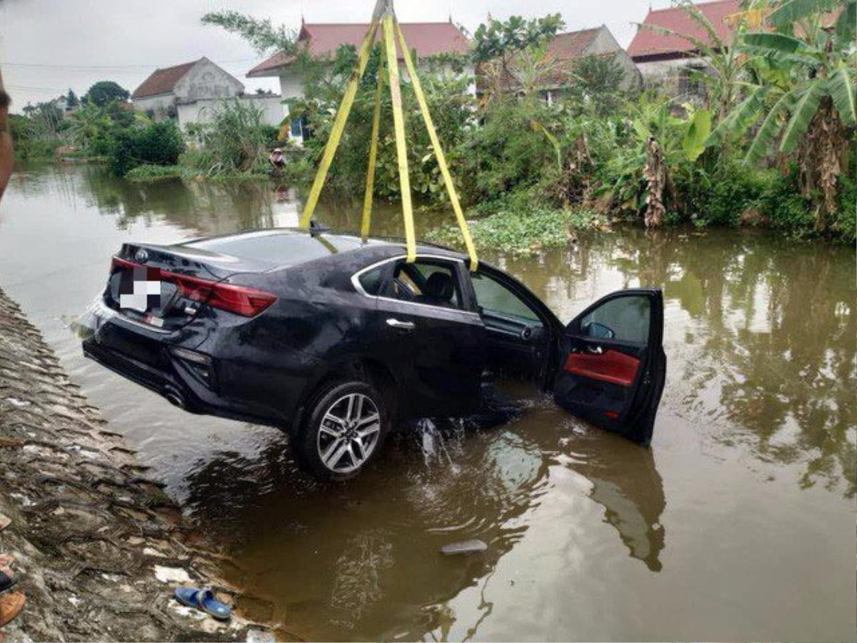 Đạp nhầm chân ga, nữ tài xế xinh đẹp chở 4 người lao thẳng xuống ao khiến con ô tô xịn mới mua 'chết đuối' Ảnh 4