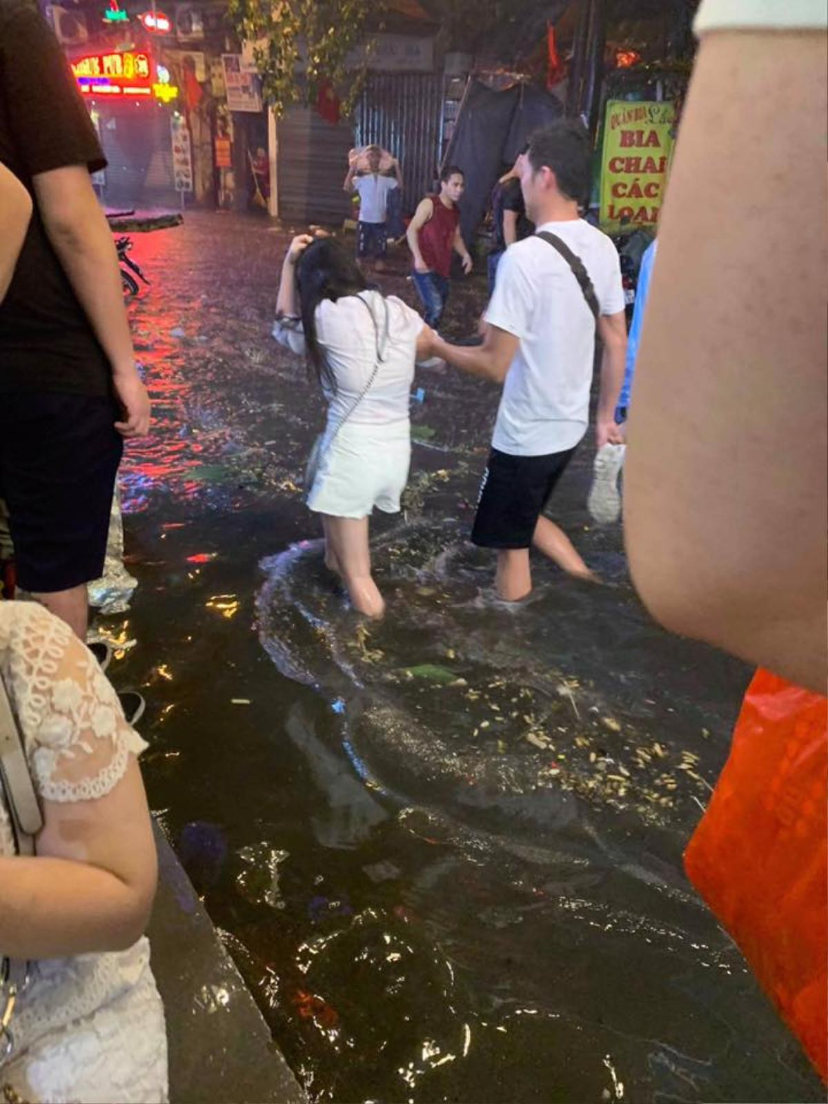 'Cơn mưa ngang qua' gây ngập úng nặng lúc nửa đêm, dân Hà Nội phải bì bõm… lội đi chơi lễ Ảnh 4