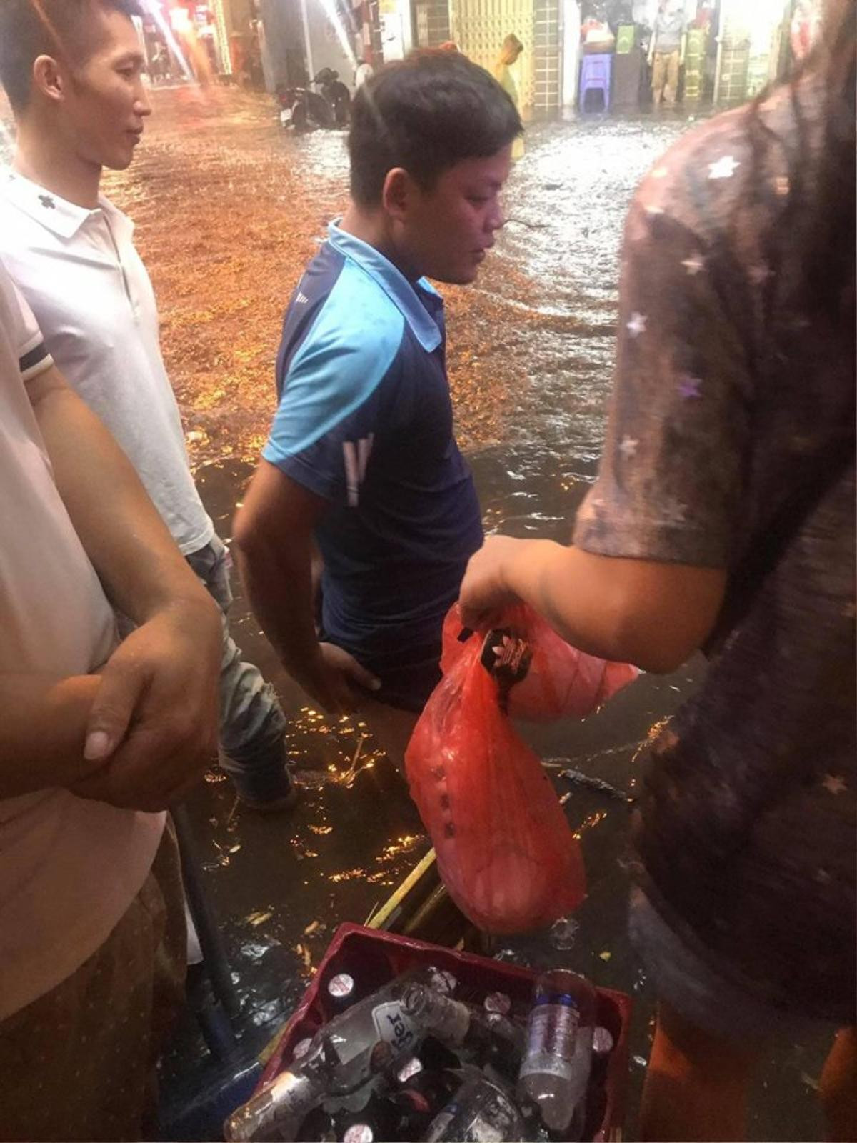 'Cơn mưa ngang qua' gây ngập úng nặng lúc nửa đêm, dân Hà Nội phải bì bõm… lội đi chơi lễ Ảnh 6