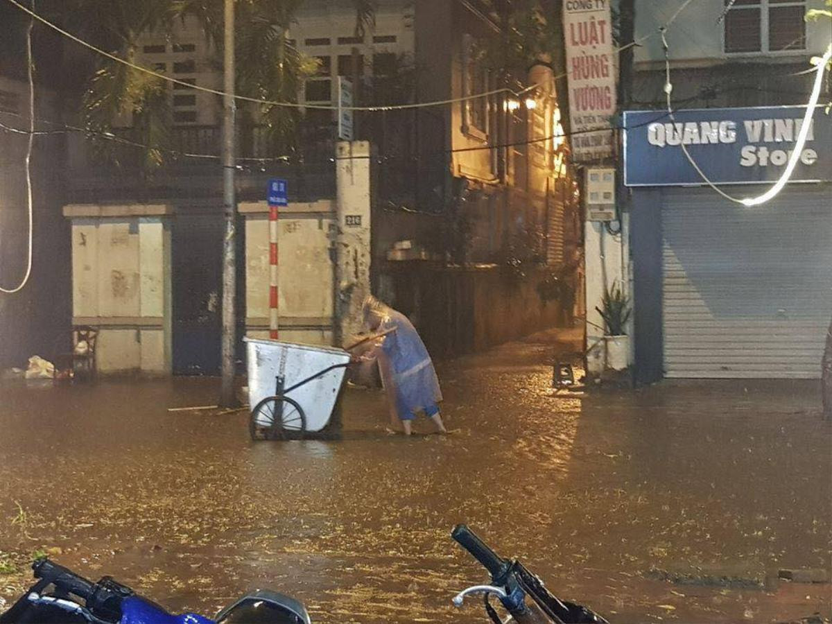 'Cơn mưa ngang qua' gây ngập úng nặng lúc nửa đêm, dân Hà Nội phải bì bõm… lội đi chơi lễ Ảnh 10