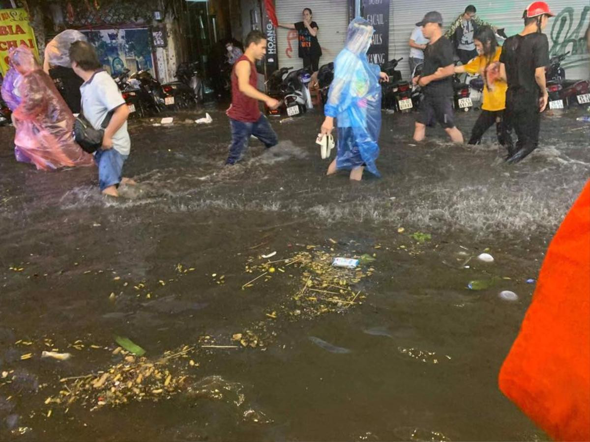 'Cơn mưa ngang qua' gây ngập úng nặng lúc nửa đêm, dân Hà Nội phải bì bõm… lội đi chơi lễ Ảnh 1