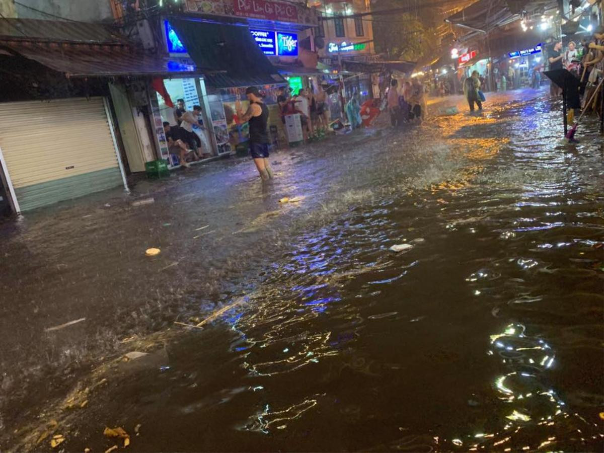 'Cơn mưa ngang qua' gây ngập úng nặng lúc nửa đêm, dân Hà Nội phải bì bõm… lội đi chơi lễ Ảnh 8