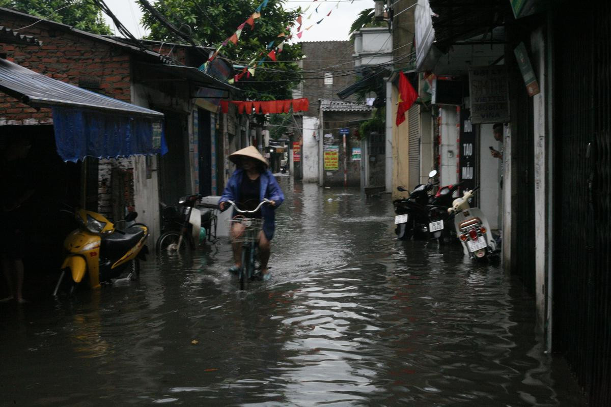 Hà Nội ngập nặng do mưa lớn ngày nghỉ lễ, nhiều tuyến đường biến thành sông Ảnh 10