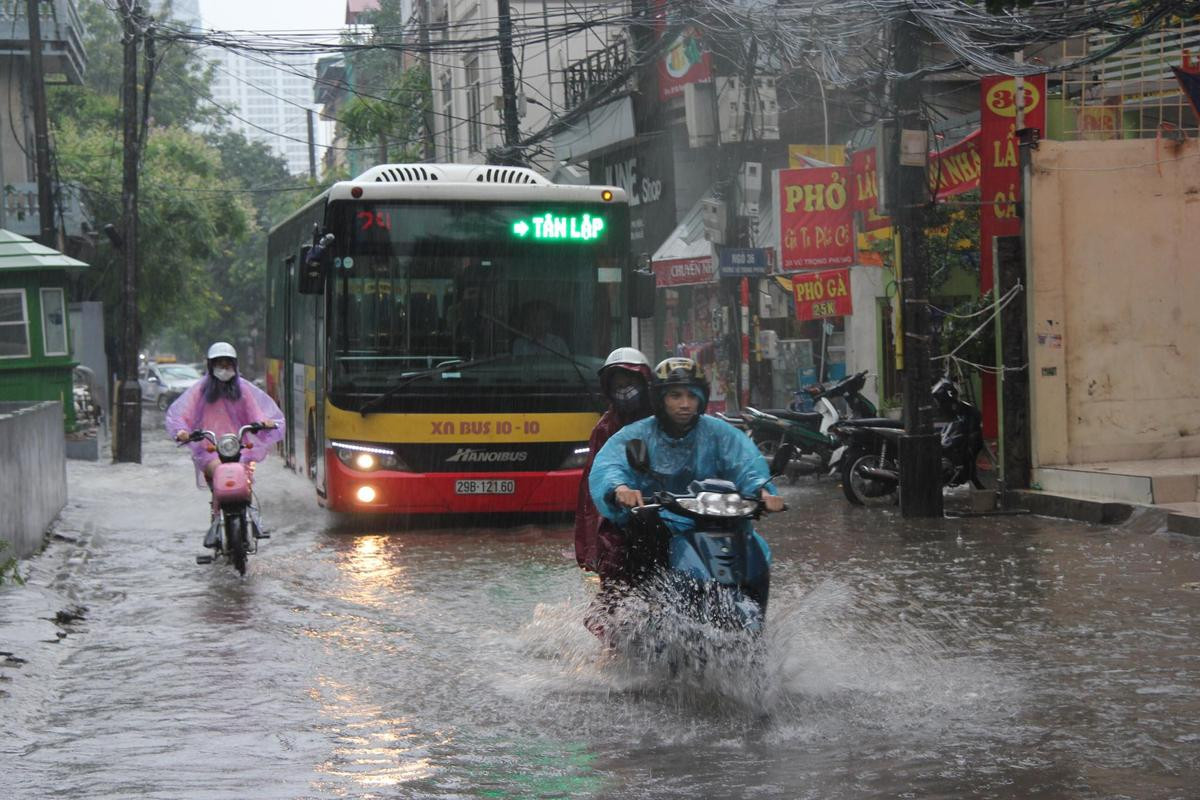 Hà Nội ngập nặng do mưa lớn ngày nghỉ lễ, nhiều tuyến đường biến thành sông Ảnh 3