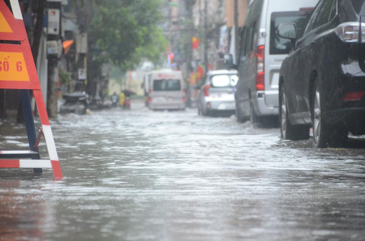 Hà Nội ngập nặng do mưa lớn ngày nghỉ lễ, nhiều tuyến đường biến thành sông Ảnh 14